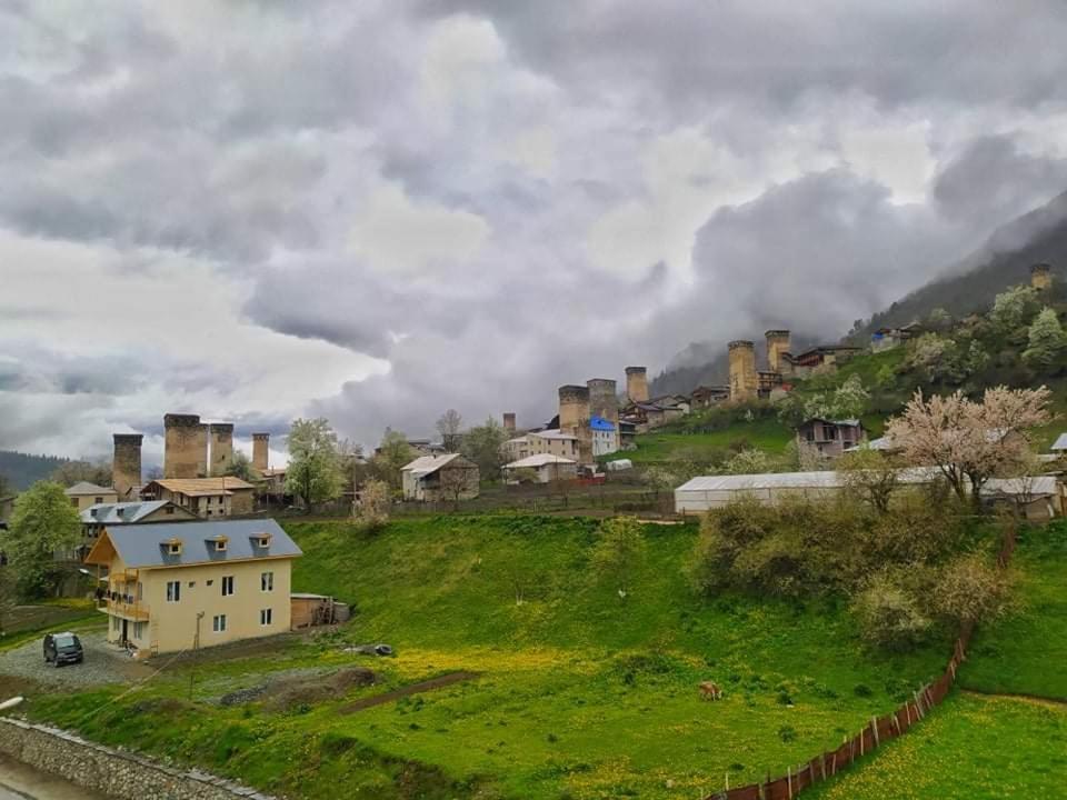 Tetne Qor Guesthouse Mestia Exteriér fotografie